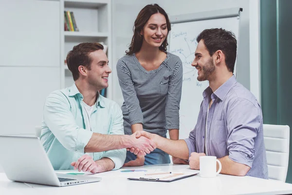 Tre Unga Attraktiva Affärsmän Casual Kläder Leende När Arbetar Kontoret — Stockfoto