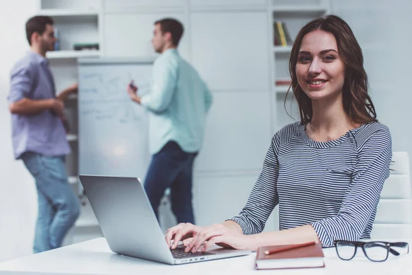 Joven Mujer Negocios Atractiva Ropa Casual Sonriendo Mirando Cámara Mientras — Foto de Stock