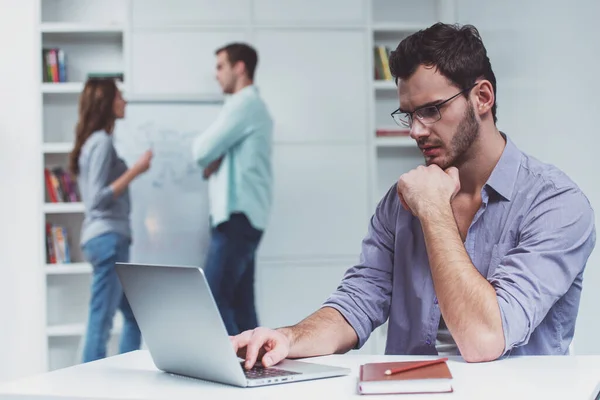 Joven Hombre Negocios Atractivo Ropa Casual Gafas Usando Ordenador Portátil — Foto de Stock