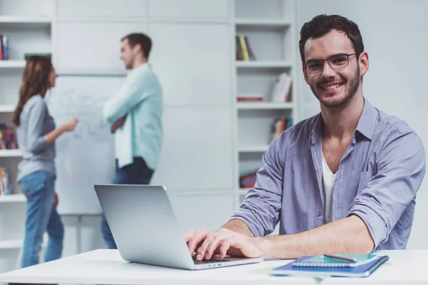 Ung Attraktiv Affärsman Casual Kläder Och Glasögon Med Hjälp Laptop — Stockfoto