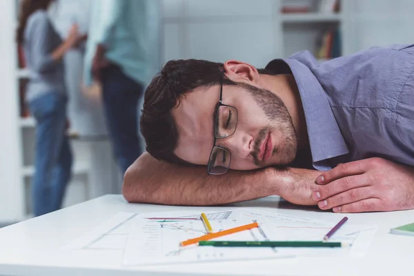 Ung Attraktiv Affärsman Casual Kläder Och Glasögon Sover Ämbetet Bakgrunden — Stockfoto