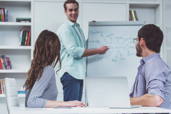 Tre Giovani Imprenditori Attraenti Abiti Casual Che Lavorano Ufficio Utilizzando — Foto Stock