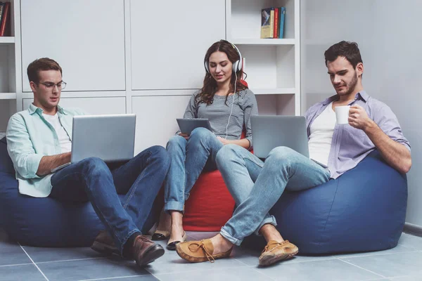 Tre Giovani Imprenditori Attraenti Abiti Casual Che Lavorano Seduti Poltrone — Foto Stock