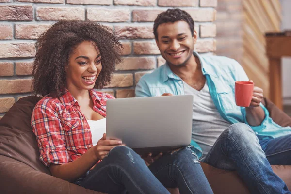 Attraktives Afroamerikanisches Paar Mit Laptop Einer Tasse Der Hand Und — Stockfoto
