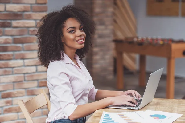 Junge Schöne Afroamerikanische Geschäftsfrau Benutzt Laptop Blickt Die Kamera Und — Stockfoto