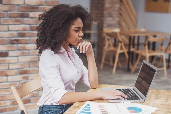 Junge Schöne Afroamerikanische Geschäftsfrau Benutzt Laptop Während Sie Café Arbeitet — Stockfoto