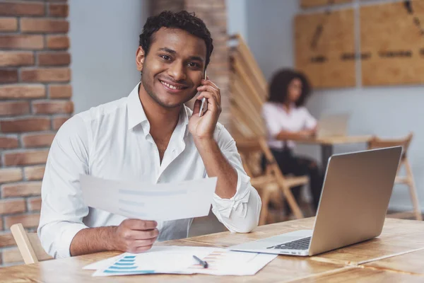 Ung Stilig Afro Amerikansk Affärsman Vit Skjorta Med Bärbar Dator — Stockfoto