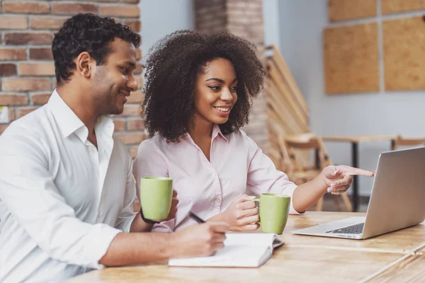 Young Attractive Afro American Business Couple Using Laptop Drinking Tea — Stock Photo, Image