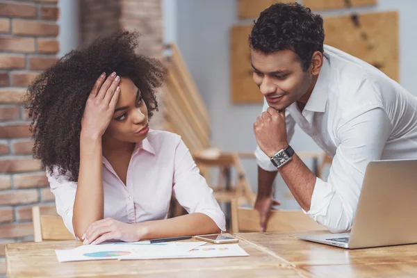 Jong Aantrekkelijk Afro Amerikaans Zakenechtpaar Met Behulp Van Laptop Denken — Stockfoto