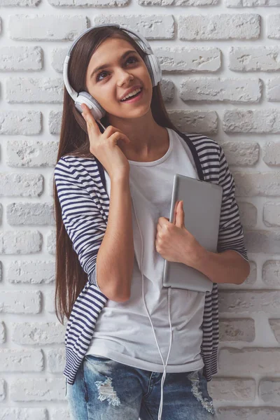 Linda Adolescente Con Ropa Casual Sosteniendo Una Tableta Escuchando Música —  Fotos de Stock