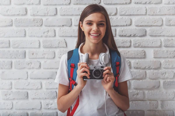 Linda Adolescente Con Una Mochila Escuela Auriculares Sosteniendo Una Cámara — Foto de Stock