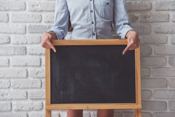 Cute Nastolatka Casual Shirt Wskazując Mała Tablica Patrząc Aparacie Uśmiechnięty — Zdjęcie stockowe