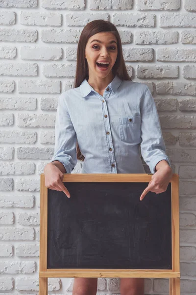 Cute Teenage Girl Casual Shirt Pointing Little Blackboard Looking Camera — Stock Photo, Image