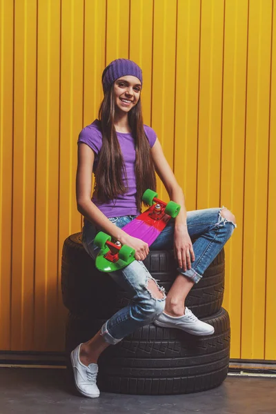 Menina Adolescente Bonito Uma Camiseta Jeans Boné Segurando Skate Olhando — Fotografia de Stock