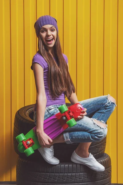 Menina Adolescente Bonito Uma Camiseta Jeans Boné Segurando Skate Olhando — Fotografia de Stock