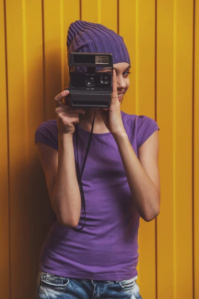 Linda Adolescente Con Una Camiseta Una Gorra Sosteniendo Una Cámara — Foto de Stock