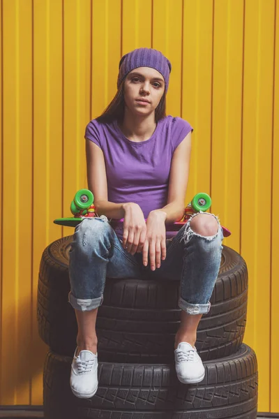 Schattige Tienermeisje Een Shirt Spijkerbroek Een Pet Holding Een Skateboard — Stockfoto