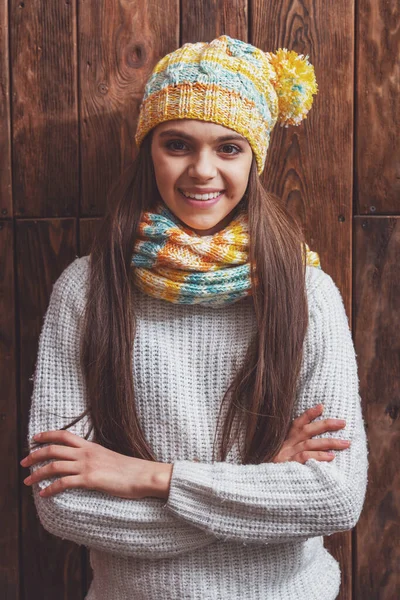Portret Ładny Nastolatka Szalik Czapkę Patrząc Aparacie Uśmiechnięty Stojąc Drewnianym — Zdjęcie stockowe
