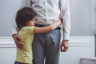 Sevimli küçük bir çocuk babası kırpılmış, sarılma