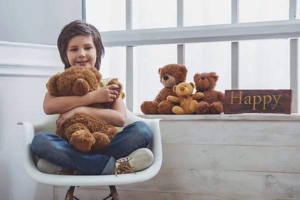 Knappe Jongetje Knuffelen Van Een Teddybeer Kijken Camera Glimlachend Zittend — Stockfoto