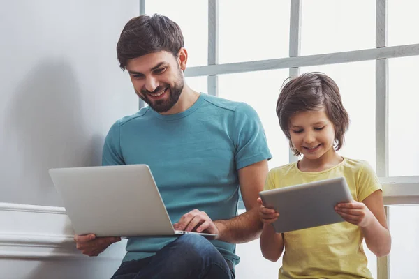 Ayah Muda Yang Tampan Dengan Pakaian Santai Menggunakan Laptop Dan — Stok Foto