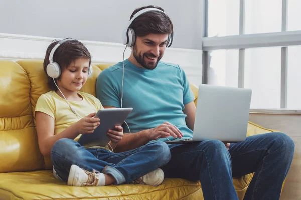 Beau Jeune Père Vêtements Décontractés Aide Ordinateur Portable Son Mignon — Photo