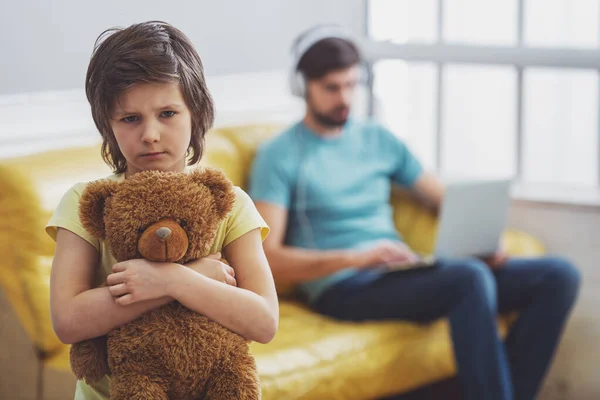 Ein Trauriger Kleiner Junge Blickt Die Kamera Und Umarmt Einen — Stockfoto