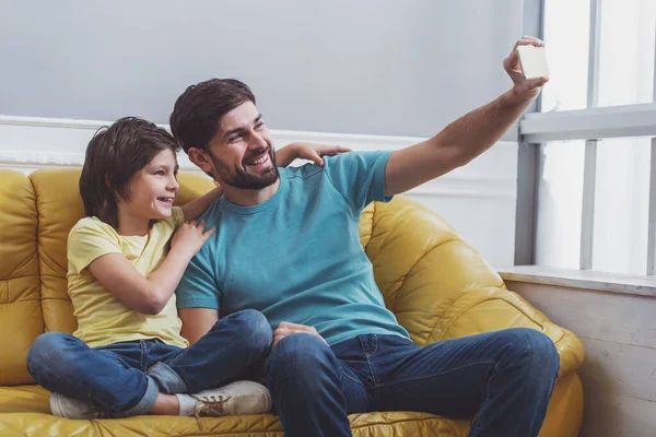 Bello Giovane Padre Abiti Casual Suo Piccolo Figlio Carino Fare — Foto Stock