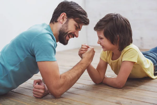 Schöner Junger Vater Lässiger Kleidung Und Sein Süßer Kleiner Sohn — Stockfoto