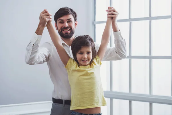 Bonito Pai Jovem Roupas Clássicas Seu Filho Pequeno Bonito Mãos — Fotografia de Stock