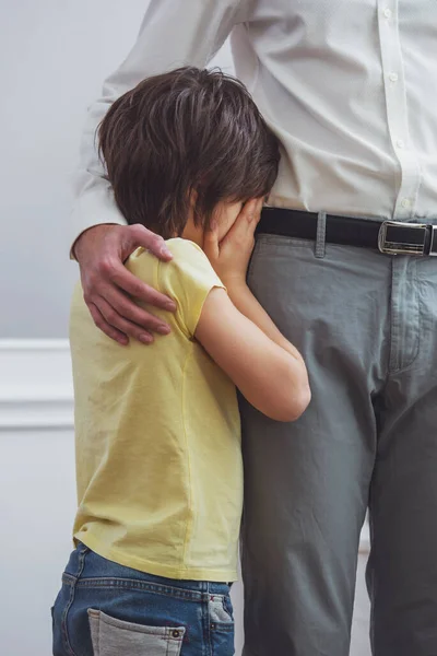 一个可爱的小男孩 在他的父亲拥抱了他 裁剪时哭 — 图库照片