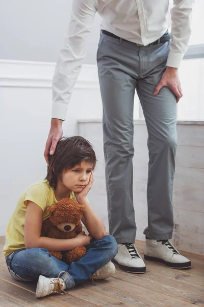 Ragazzino Triste Che Abbraccia Orsacchiotto Seduto Sul Pavimento Padre Che — Foto Stock