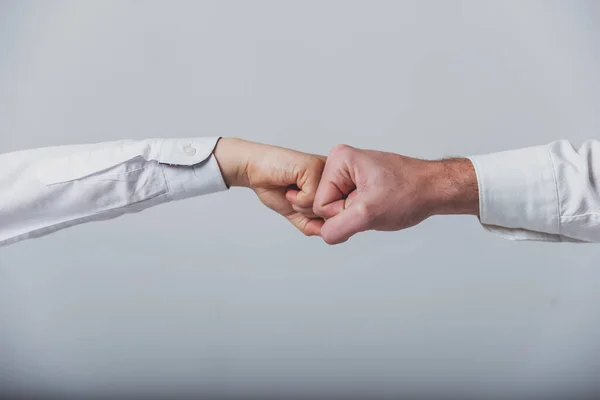 Fäuste Von Vater Und Sohn Prallen Aufeinander — Stockfoto