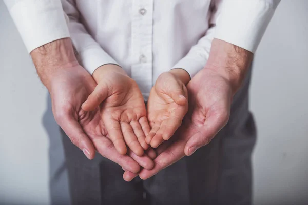 Hände Eines Kindes Auf Den Händen Des Vaters Handflächen Nach — Stockfoto