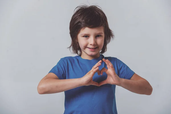 Retrato Menino Bonito Uma Camiseta Azul Mostrando Coração Com Mãos — Fotografia de Stock