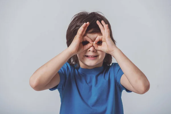 Retrato Lindo Niño Con Una Camiseta Azul Que Muestra Las — Foto de Stock