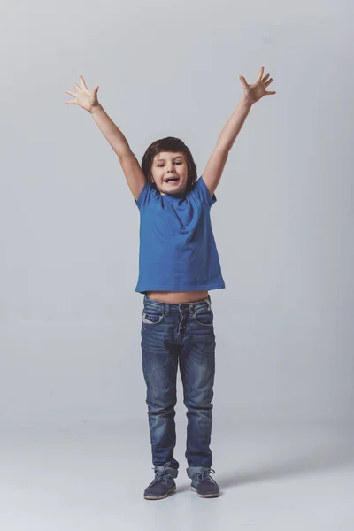 Симпатичный Маленький Мальчик Голубой Футболке Показывающий Счастье Протянутыми Руками Смотрящий — стоковое фото