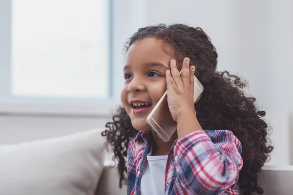 Carino Poco Afro Americano Ragazza Abiti Casual Parlando Sul Telefono — Foto Stock