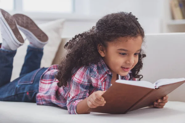 Carino Poco Afro Americano Ragazza Abiti Casual Lettura Libro Sorridente — Foto Stock