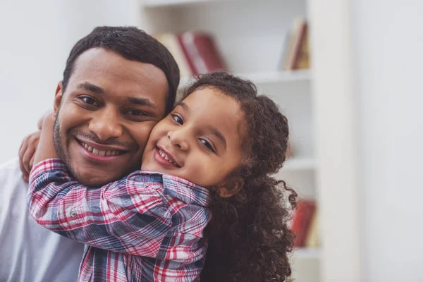 Portrait Une Mignonne Petite Afro Américaine Vêtements Décontractés Câlinant Son — Photo