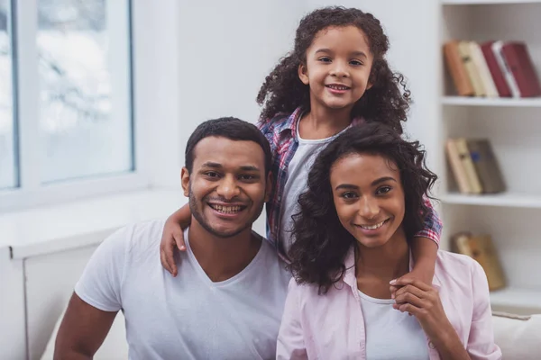 Linda Niña Afroamericana Sus Hermosos Padres Jóvenes Abrazándose Mirando Cámara —  Fotos de Stock