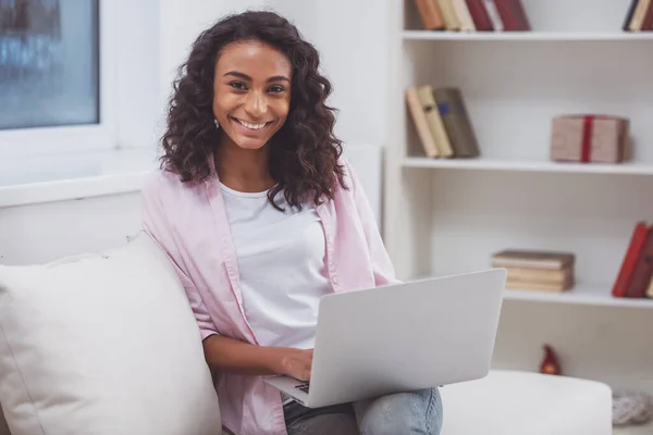 Joven Mujer Afroamericana Hermosa Usando Ordenador Portátil Mirando Cámara Sonriendo —  Fotos de Stock
