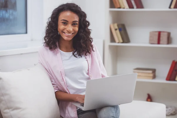 Junge Schöne Afroamerikanische Frau Die Einen Laptop Benutzt Die Kamera — Stockfoto