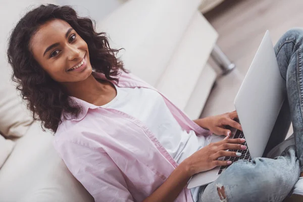 Junge Schöne Afroamerikanische Frau Die Einen Laptop Benutzt Die Kamera — Stockfoto