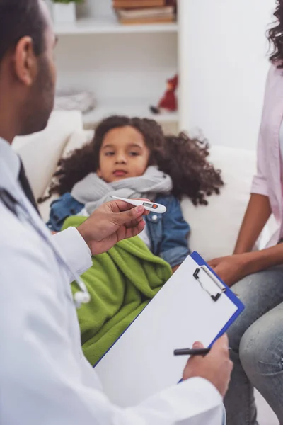 Arzt Mit Thermometer Hintergrund Süßes Kleines Afroamerikanisches Mädchen Das Krank — Stockfoto