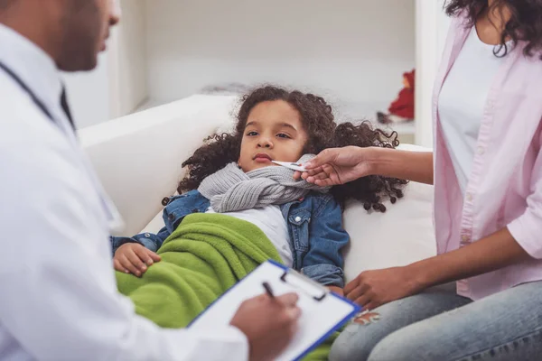 Mãe Está Medir Temperatura Filha Doente Médico Fazendo Anotações — Fotografia de Stock