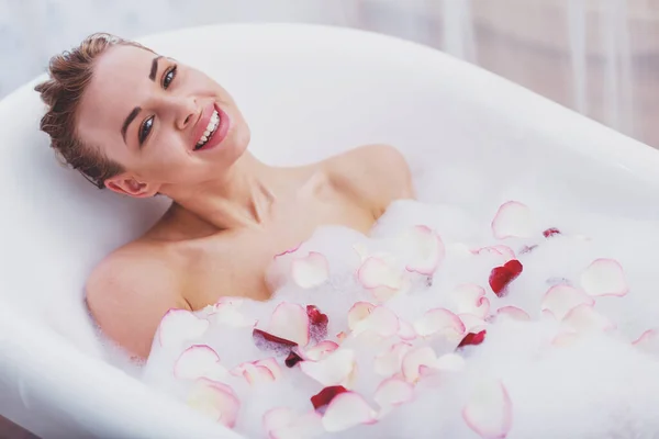 Linda Jovem Loira Desfrutando Banho Agradável Com Espuma Pétalas Rosa — Fotografia de Stock