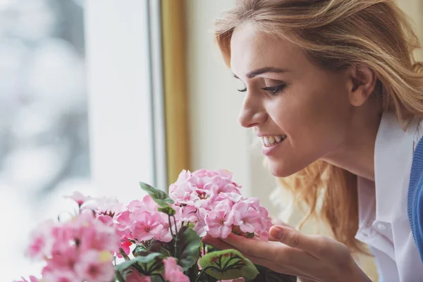 Vue Latérale Une Belle Jeune Femme Jouissant Parfum Des Fleurs — Photo