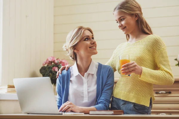 Hermosa Madre Usando Una Computadora Portátil Encantadora Adolescente Sosteniendo Vaso — Foto de Stock