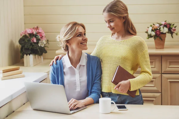 Hermosa Madre Usando Una Computadora Portátil Encantadora Adolescente Sosteniendo Libro — Foto de Stock